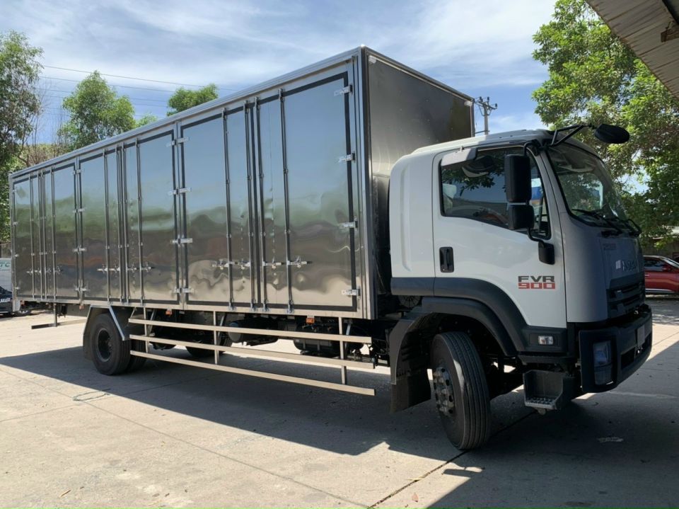 Xe tải Isuzu 8 tấn thùng siêu dài 9,6m FVR900